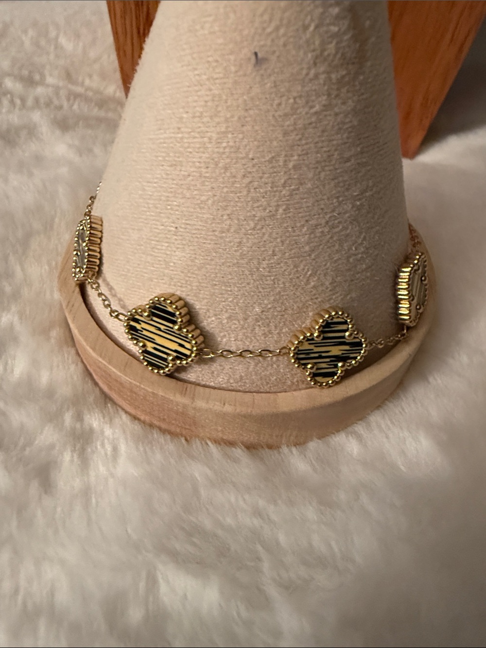 Gold Clover-Link anklet Bracelet with Black Striped Inlay